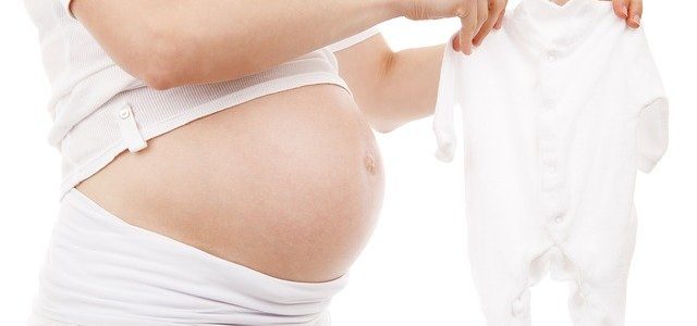 Kobieta w ciąży z ubrankiem