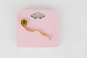 Centymetr położony na wadze