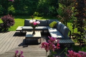 zestaw ogrodowy z narożna sofa oraz stolikiem mondello